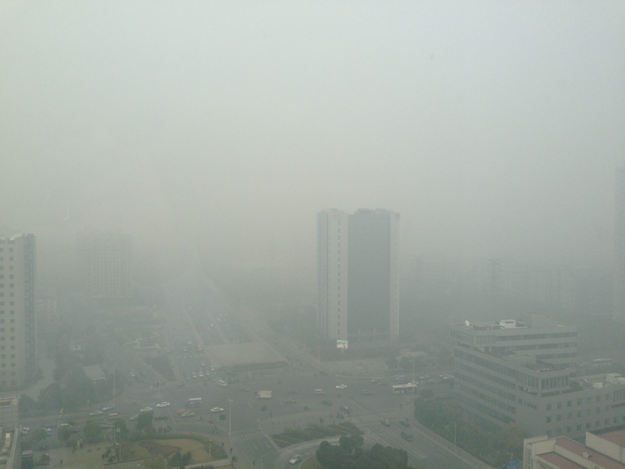 実際の写真　上海市内ビルの20階から撮影　この時PM2.5は800越え
